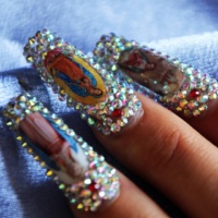 Lange Fingernägel mit Glitzsteinchen