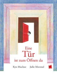 Ein Kind, das durch eine geöffnete Türe hindurchschaut