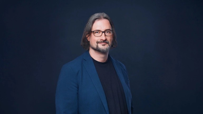 Ein Mann in einem blaeun Jackett