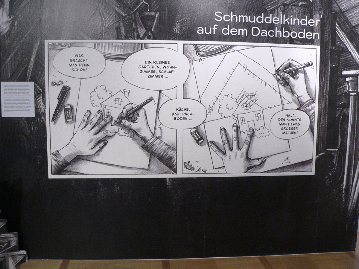 EIn schwarz-weiß-Bild das zwei Hände zeigt, die ein Hausz eichnen