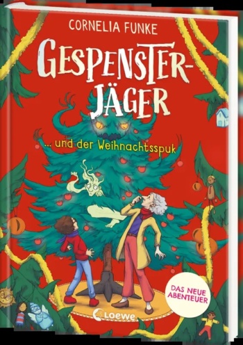 Zwei Personen blicken erstaunt in einen Weihnachtsbaum. Dieser hat dämonische AUgen und Hände.