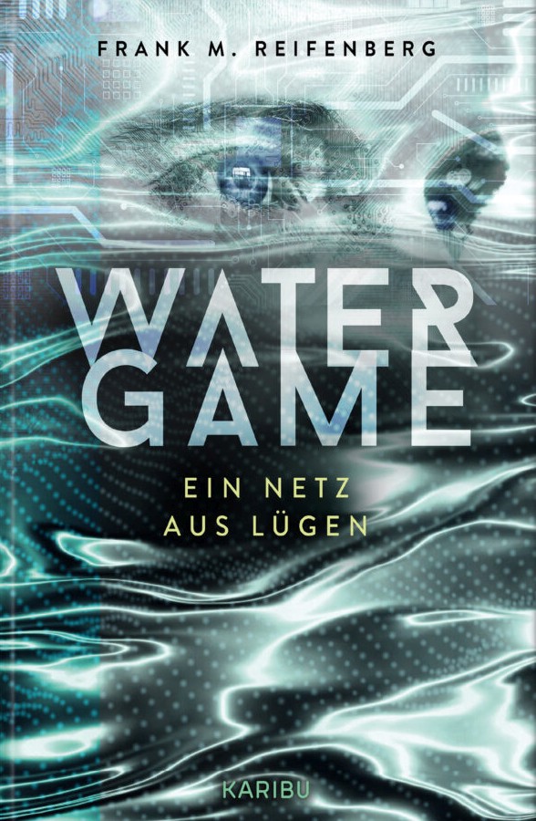 Eine Person, die nach rechts blickt. Darunter ist Wasser zu sehen.