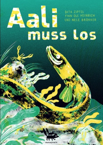 Ein lächelnder Aal unter Wasser neben einem Krebs und einem Seestern