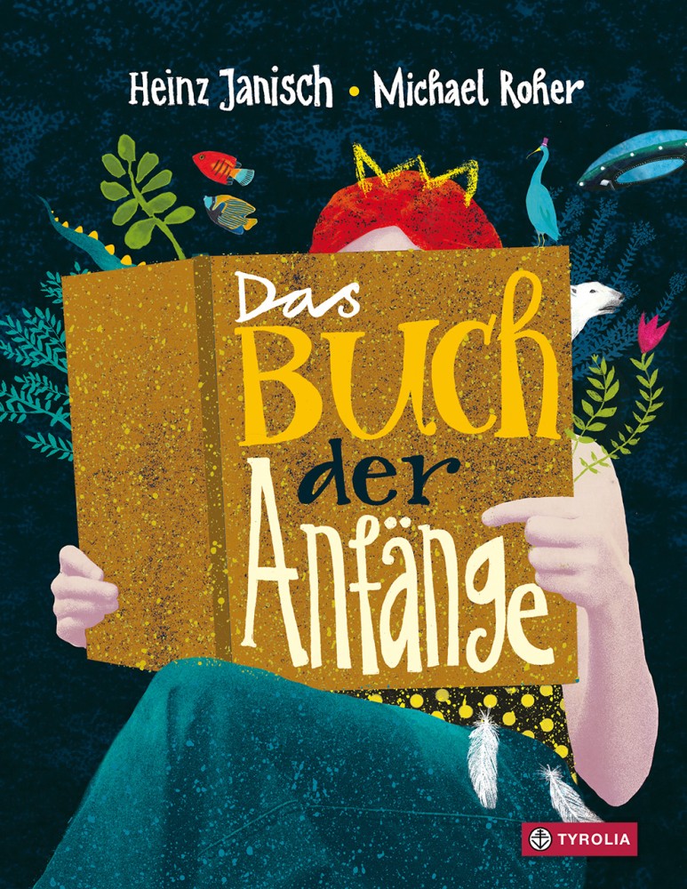 Ein Mädchen, das ein großes Buch in den Händen hält