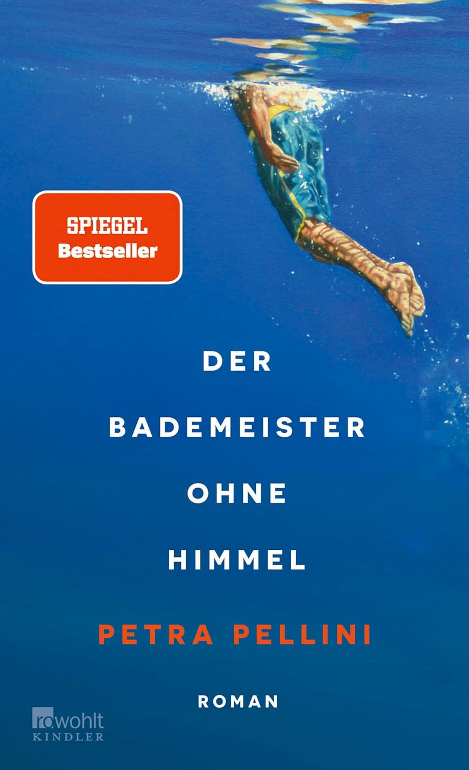 Unterwasserfotografie eines Mannes, der im Wasser schwimmt. Man sieht die Beine in Badehosen.