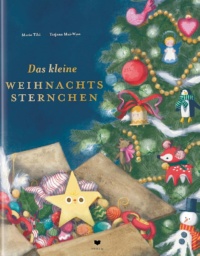 Ein eKiste voller Weihnachtsutensilien steht vor einem geschmückten Weihnachtsbaum. Ganz oben in der Kiste liegt ein kleiner gelber Weihnachtsstern.