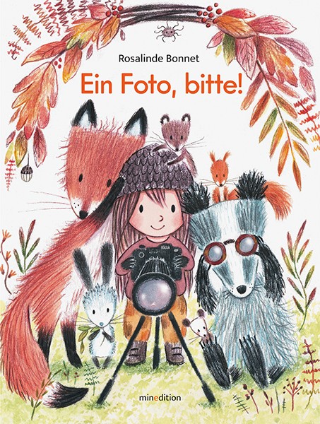 Ein Mädchen mit Kamera, das von Tieren des Waldes umgeben ist - unter anderem ein Fuchs und ein Dachs