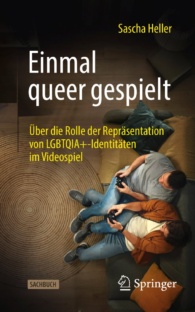 Zwei Männer kuscheln sich auf einem Sofa aneinander und halten Videospiel-Controller in den Händen.