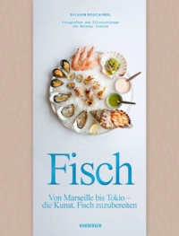 Muscheln und Garnelen liegen appetitlich auf einem Teller angerichtet.