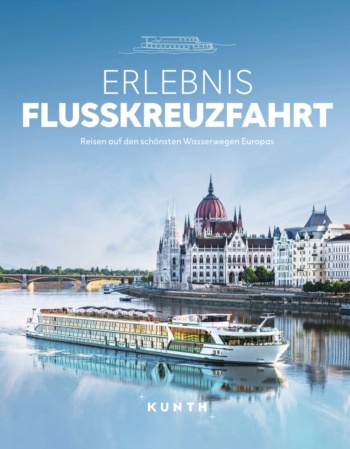 Ein Fluss mit einem Flusskreuzfahrtschiff vor einer Stadtansicht mit Brücke