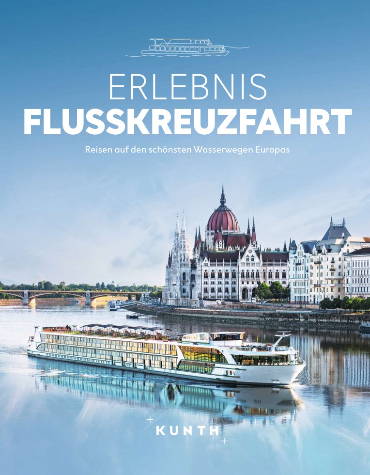 Ein Fluss mit einem Flusskreuzfahrtschiff vor einer Stadtansicht mit Brücke