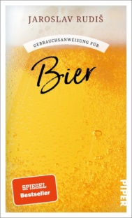 Ein großes gefülltes Bierglas mit Schaumkrone