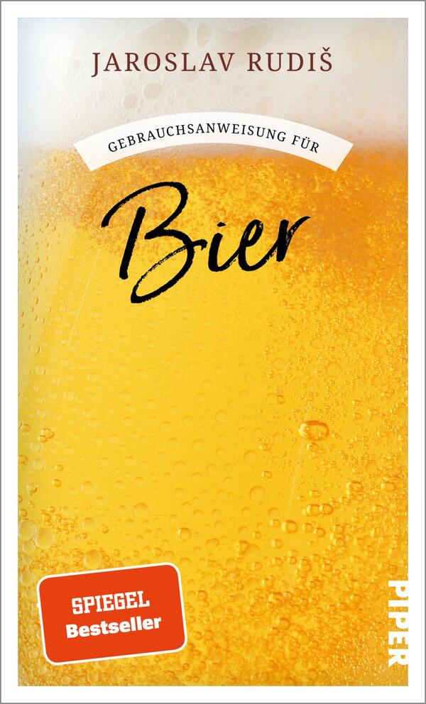 Ein großes gefülltes Bierglas mit Schaumkrone