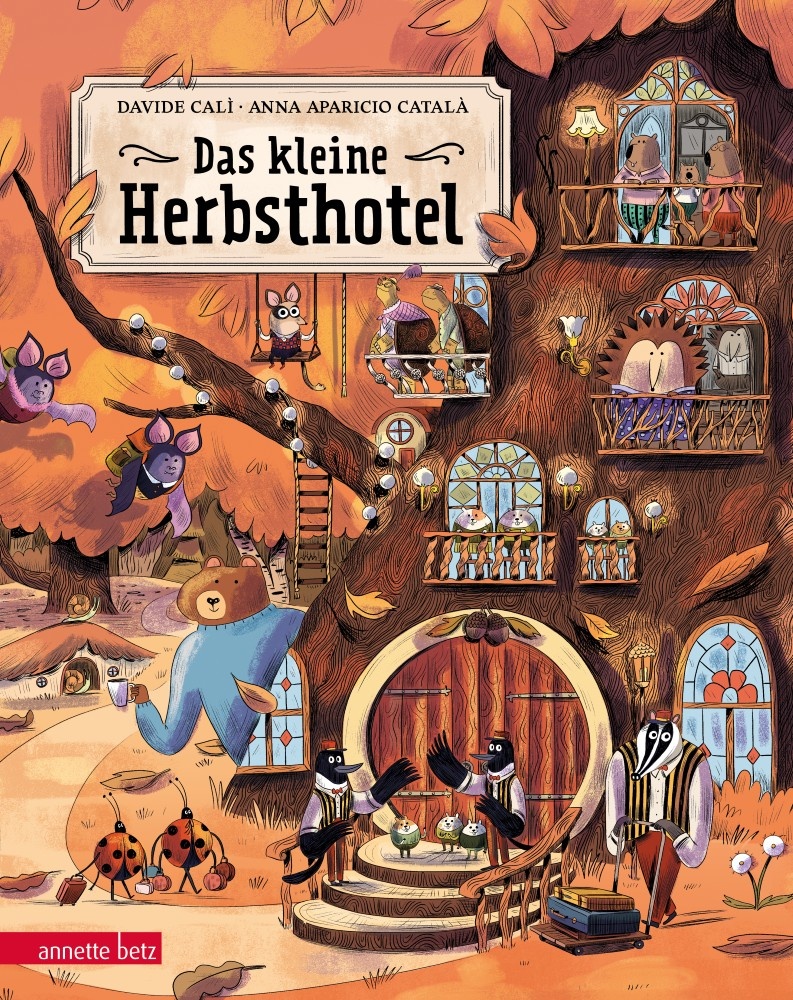Ein Baumstamm im Wald mit Türen und Fenstern wie ein Haus. Im und um den Baumstamm leben viele Tiere.