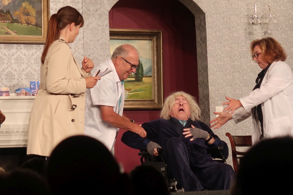 Mehrere Schauspieler auf einer Bühne