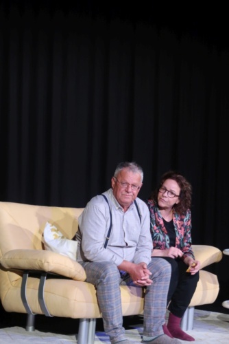 Ein älterer Mann und eine ältere Frau sitzen auf einem Sofa