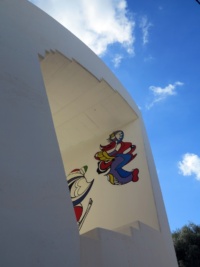 Eine Hausfassade mit einem Durchbruch unter blauem Himmel