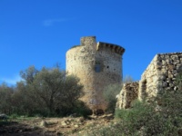 Ein dicker Turm, der auf einem Hügel steht