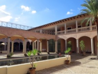 Ein Landhaus mit Palmen