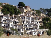 Helle Ferienhäuser an einem kleinen Berghang