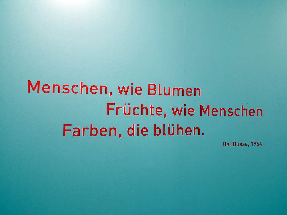 Eine Postkarte mit roten Buchstaben