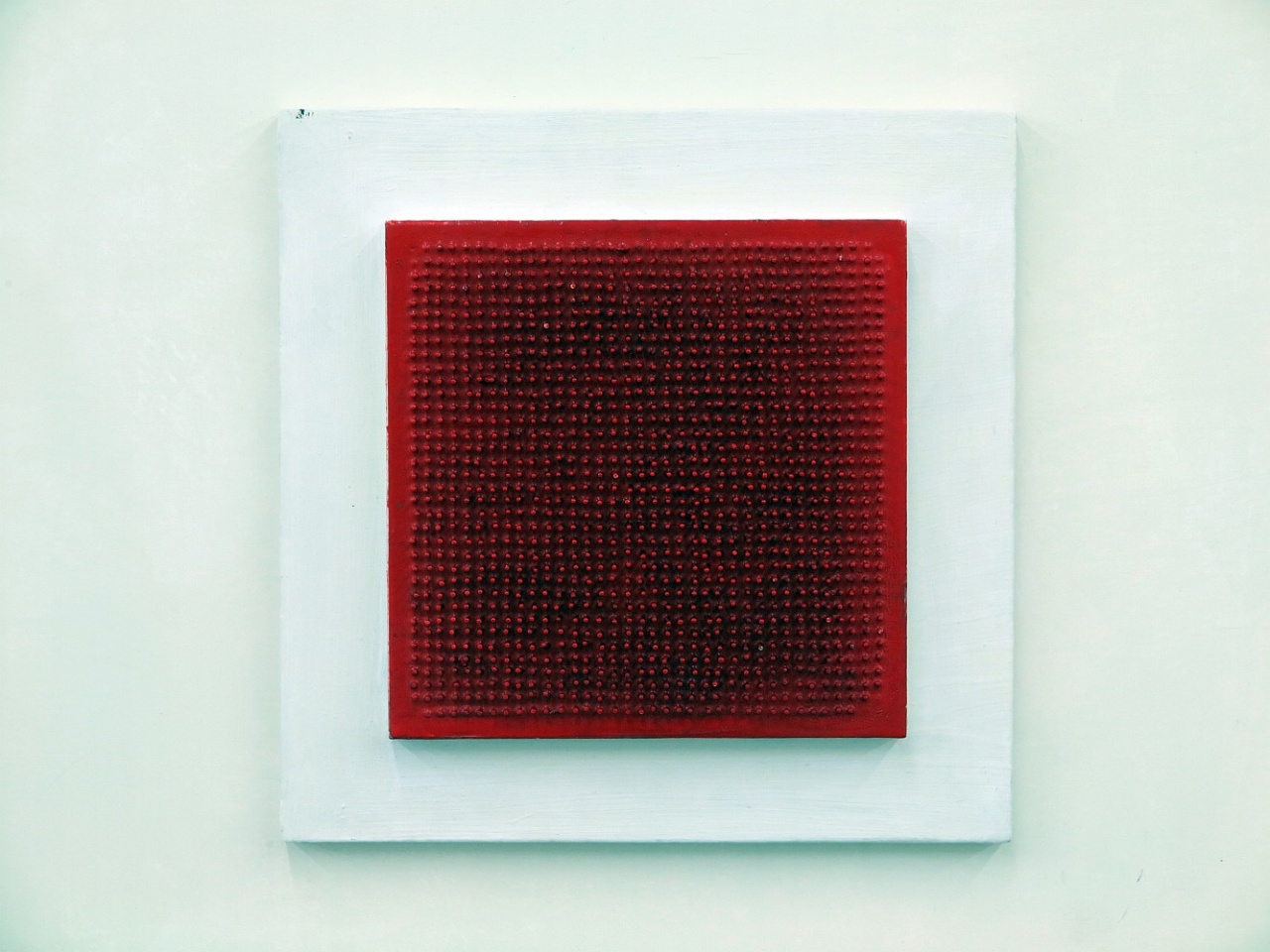 Eine Platte mit Nägeln, die aus einer Wand herausragen