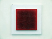 Eine Platte mit Nägeln, die aus einer Wand herausragen