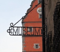 Ein Schild an einem Haus, das auf ein Museum hinweist.