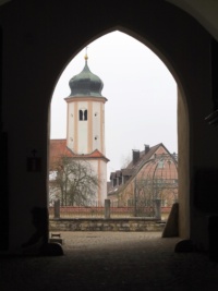 Ein Torbogen durch den man 