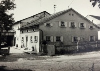 Ein Schwarz-Weiß-Foto eines altertümlichen Hauses.