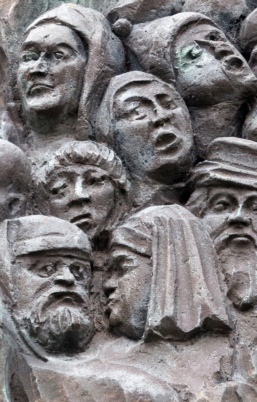 Eine Steinhauerarbeit zeigt Porträts mehrerer Personen
