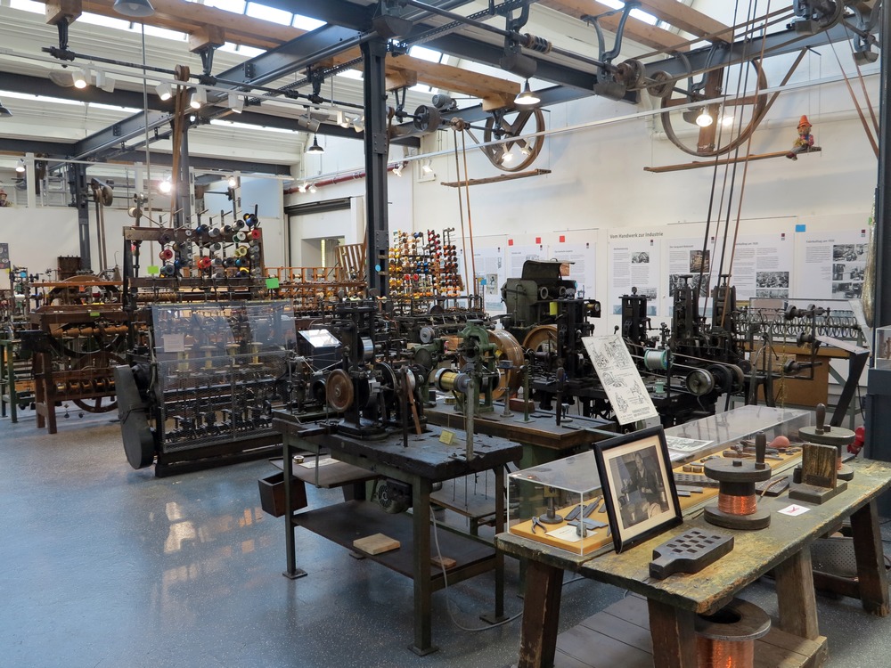 Viele altertümliche Maschinen stehen in einer großen Maschinenhalle