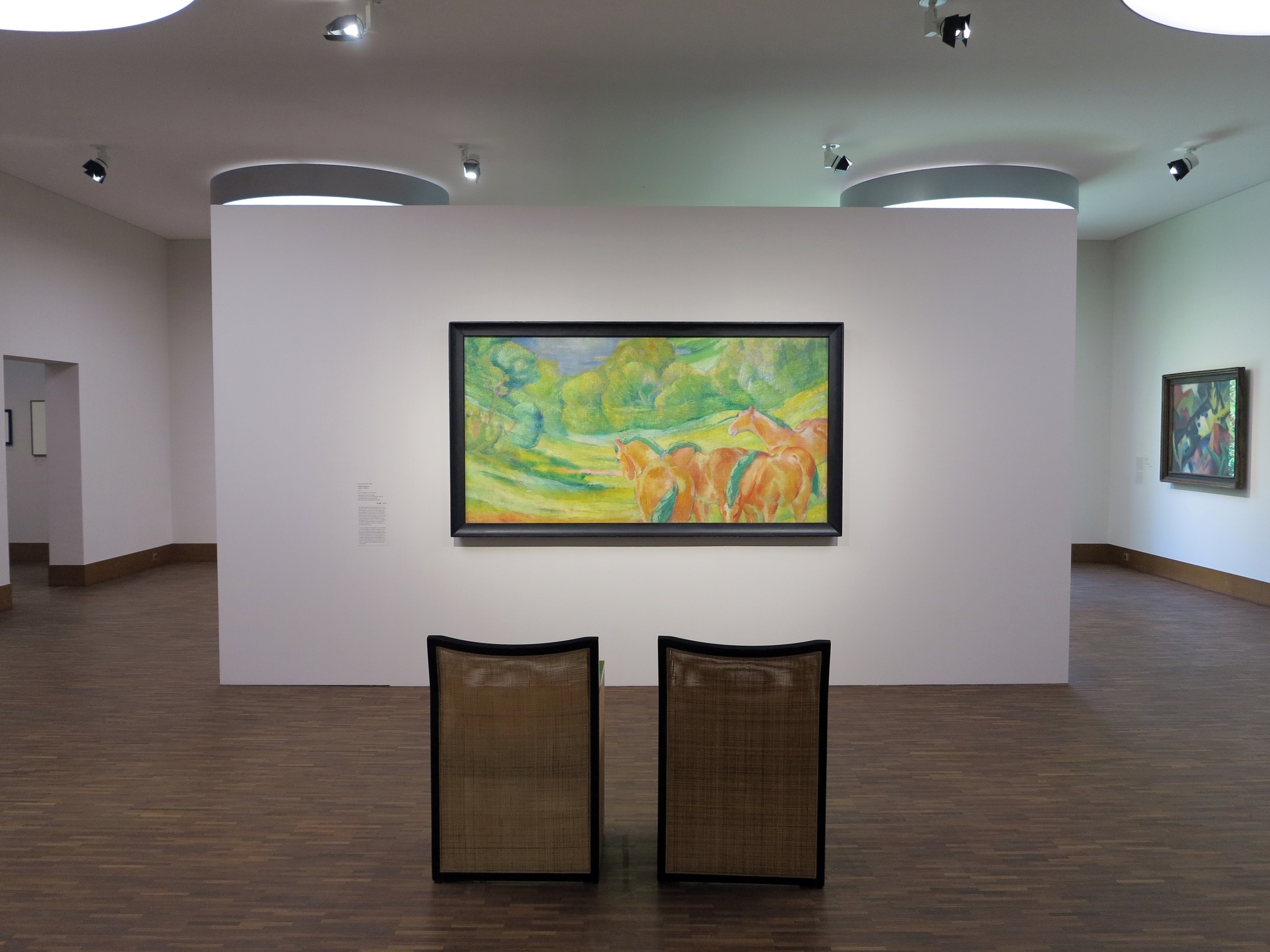 Ein Museumsraum, an dessen Wände Bilder hängen