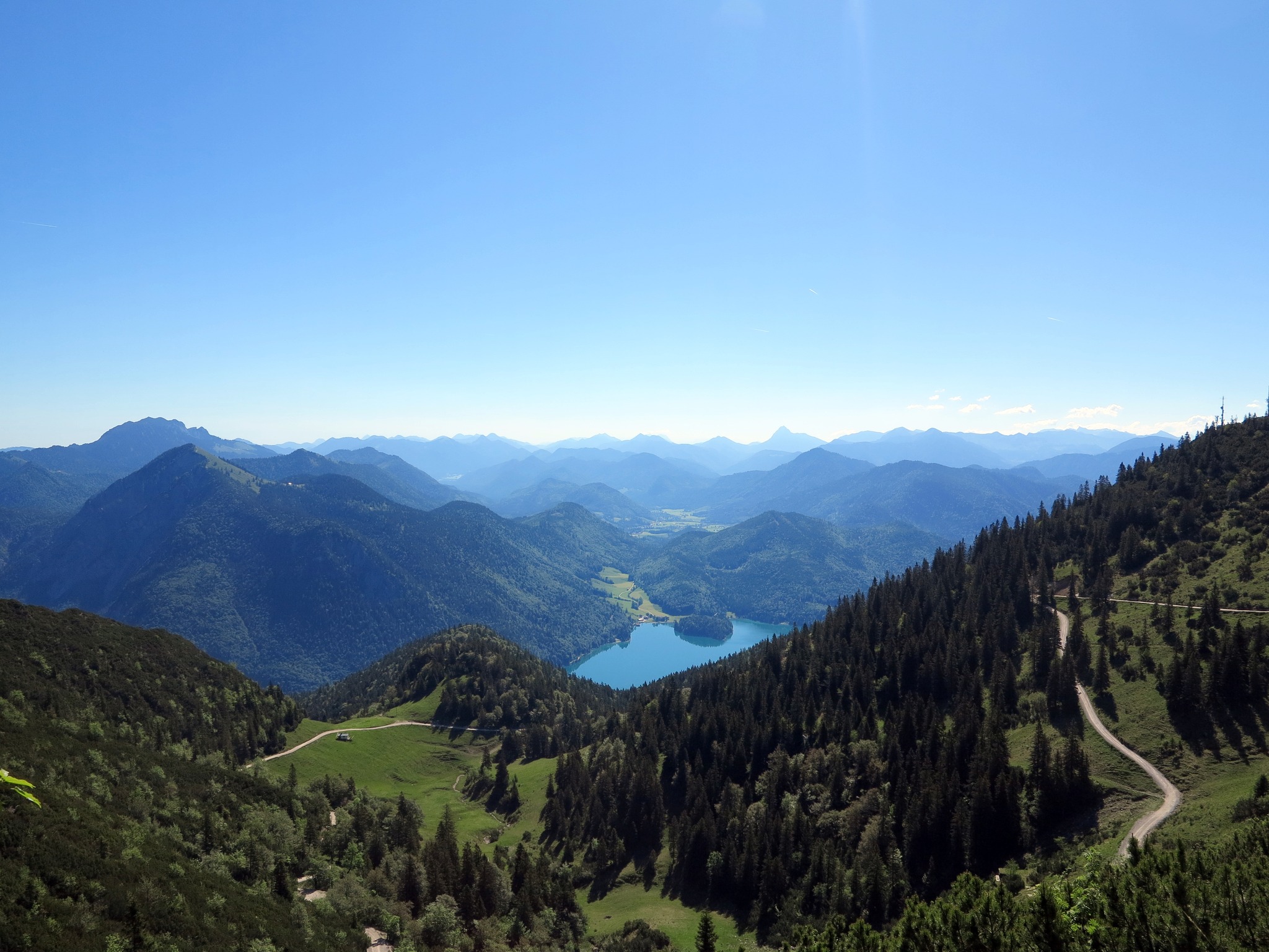 Eine Berglandschaft mit Seen und Bäumen
