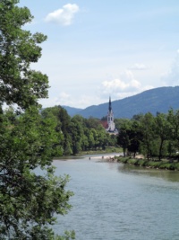 Eine Flussbiegung, an der eine Kirche steht