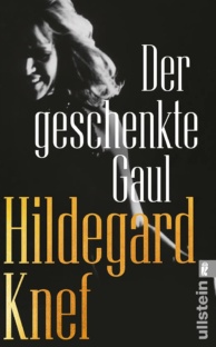 Ein Foto von Hildegard Knef im Rampenlicht einer Bühne