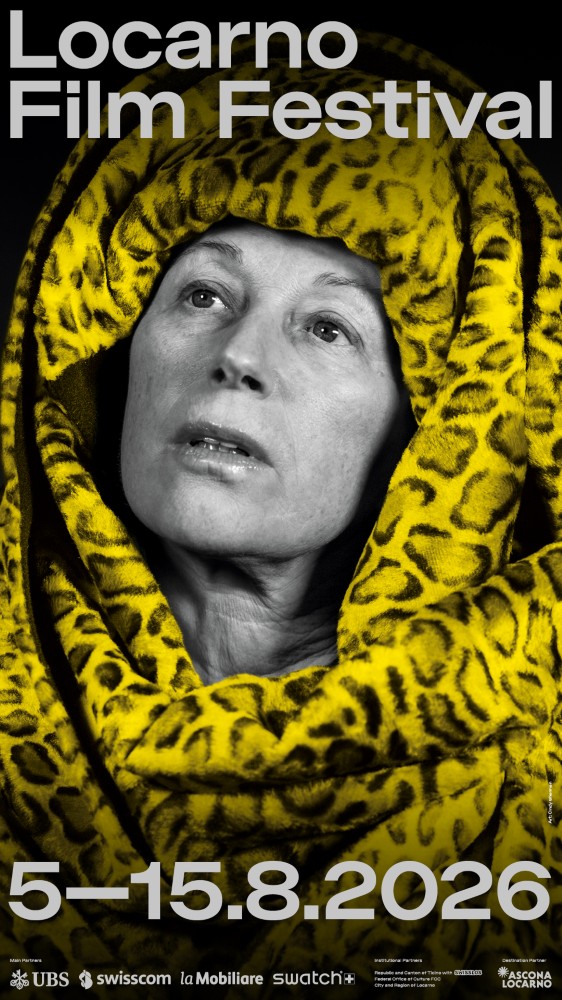Eine Frau, eingehüllt ein einen dicken schal mit Leopardenmuster