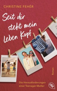 Fotos von jungen Mädchen hängen an einer Schnur. daneben hängen Babysocken