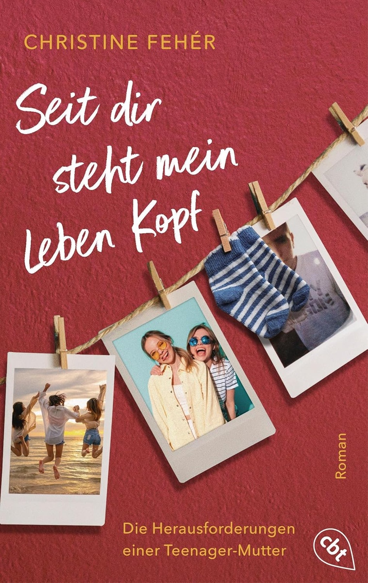 Fotos von jungen Mädchen hängen an einer Schnur. daneben hängen Babysocken