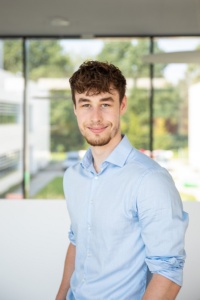 Ein Mann in einem blauen Hemd