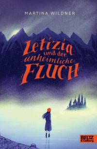 Ein Mädchen äuft vor einer Bergkulisse auf einen kleinen Friedhof zu, der im Nebel liegt