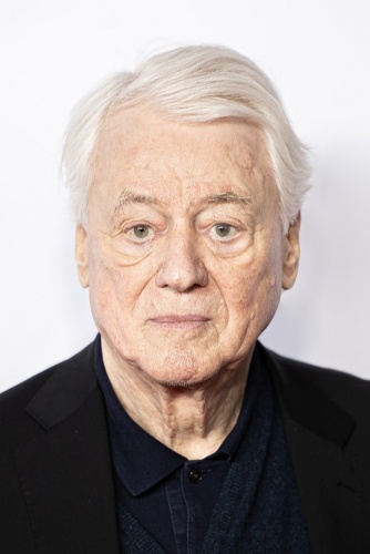 Ein Porträtfoto von Alexander Kluge mit weißen Haaren und schwarzem Anzug