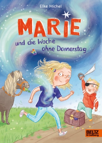 Ein Mädchen, ein Junge, der sich als Pirat verkleidet hat und ein Pony