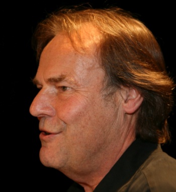 Ein seitliches Porträtfoto des Autors