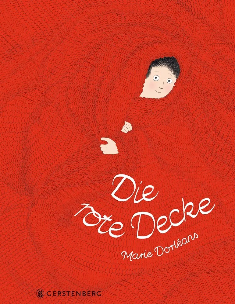 Ein Kind hat sich in eine riesige rote Decke eingekuschelt