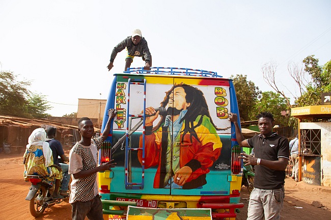 Sotrama-Bus mit Bob-Marley-Darstellung ausgeführt vom malischen Künstler Drissa Konaté