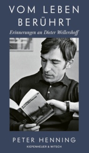 Portraitfoto des Autors Dieter Wellershoff, der in einem Taschenbuch blättert.