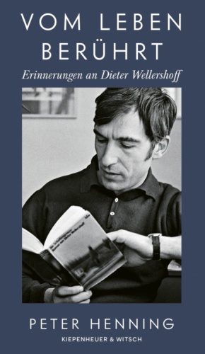 Portraitfoto des Autors Dieter Wellershoff, der in einem Taschenbuch blättert.