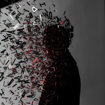 Eine menschliche Silhouette, aus deren Umriss Buchstaben davonfliegen wie Schmetterlinge