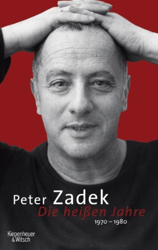 Ein Foto von Peter Zadek, der die Hände über dem Kopf verschränkt